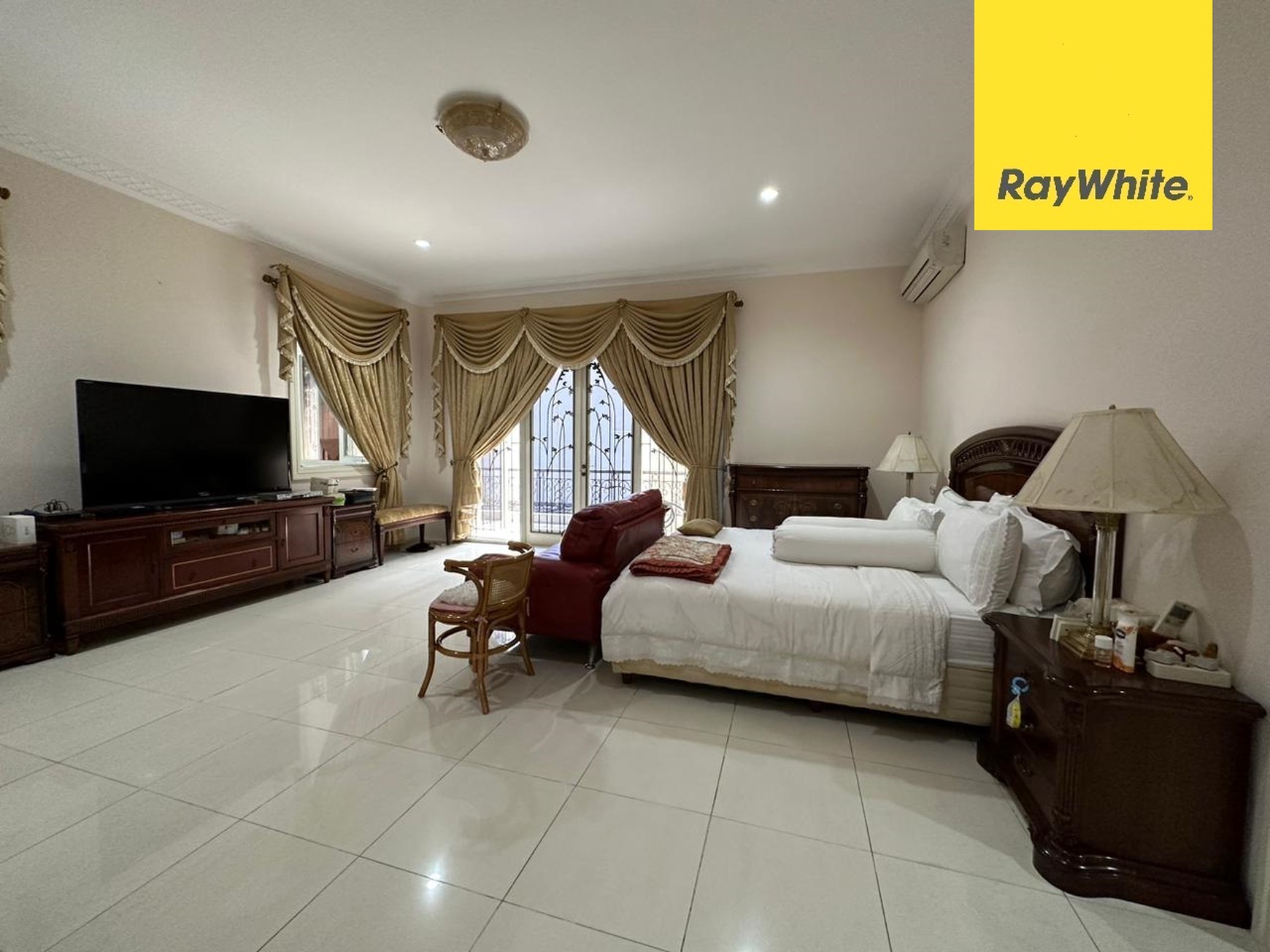 Rumah Dijual Di Graha Family Surabaya
