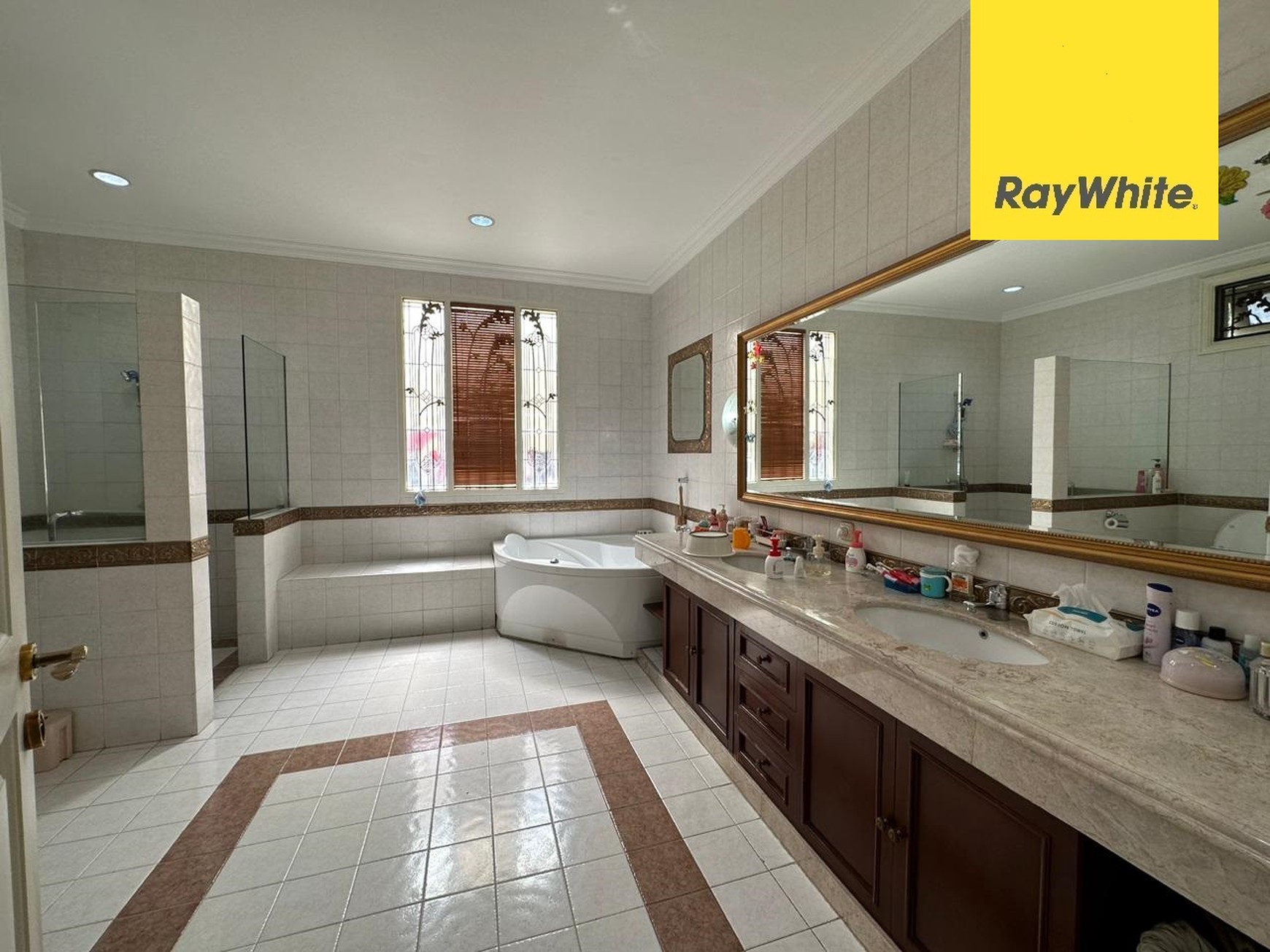 Rumah Dijual Di Graha Family Surabaya