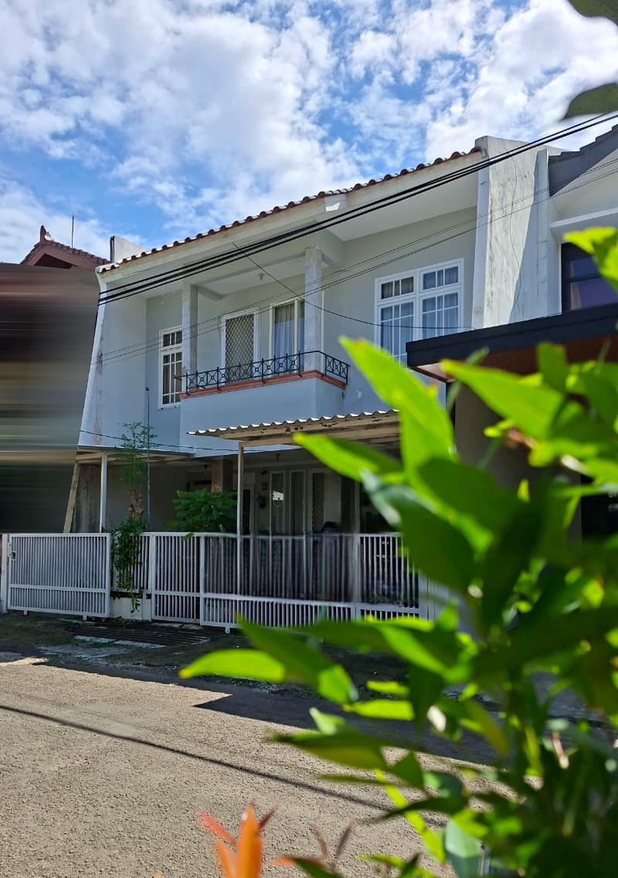 Rumah Cantik 2¼ Lantai Di Bintaro dengan KT 3+1 dan KM 3+1 sudah SHM Baru Renov 2020