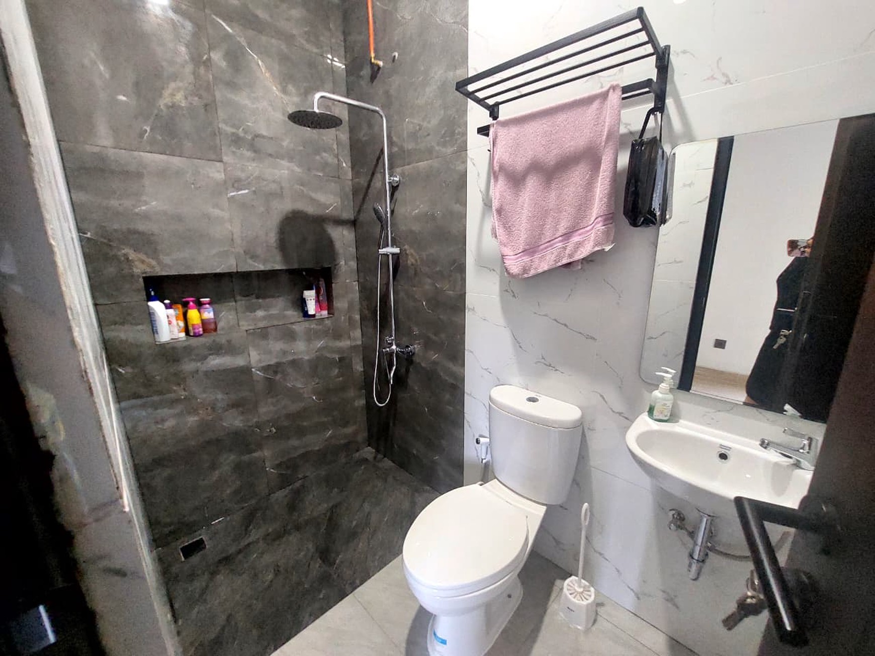 Rumah Cantik Baru Selesai Renovasi di Lembah Hijau