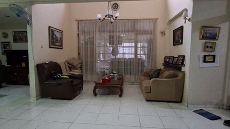 Rumah dengan Luas 350 m2 dan Bangunan 200 m2 di Bintaro Jaya KT 3+2 KM 3+1 SHM