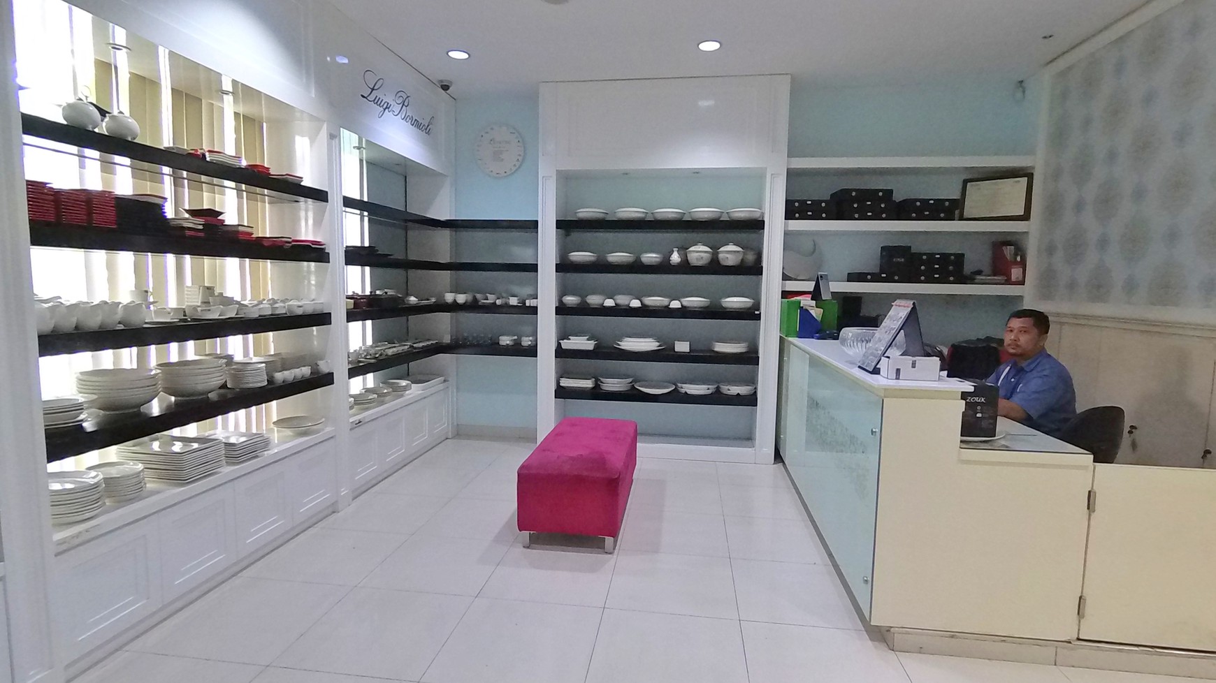 Office Guru Mughni, belakang Mega Kuningan dan Gatot Subroto