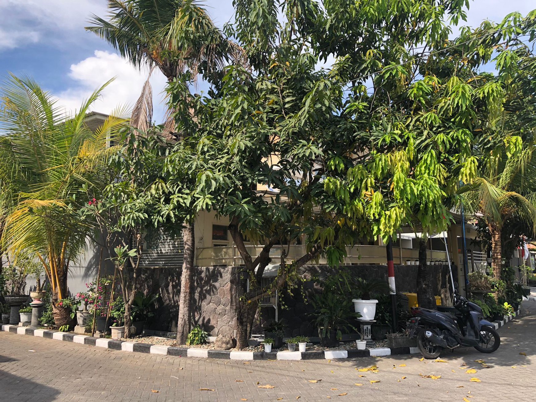 Dijual Rumah HOOK Full Furnished Babatan Pratama