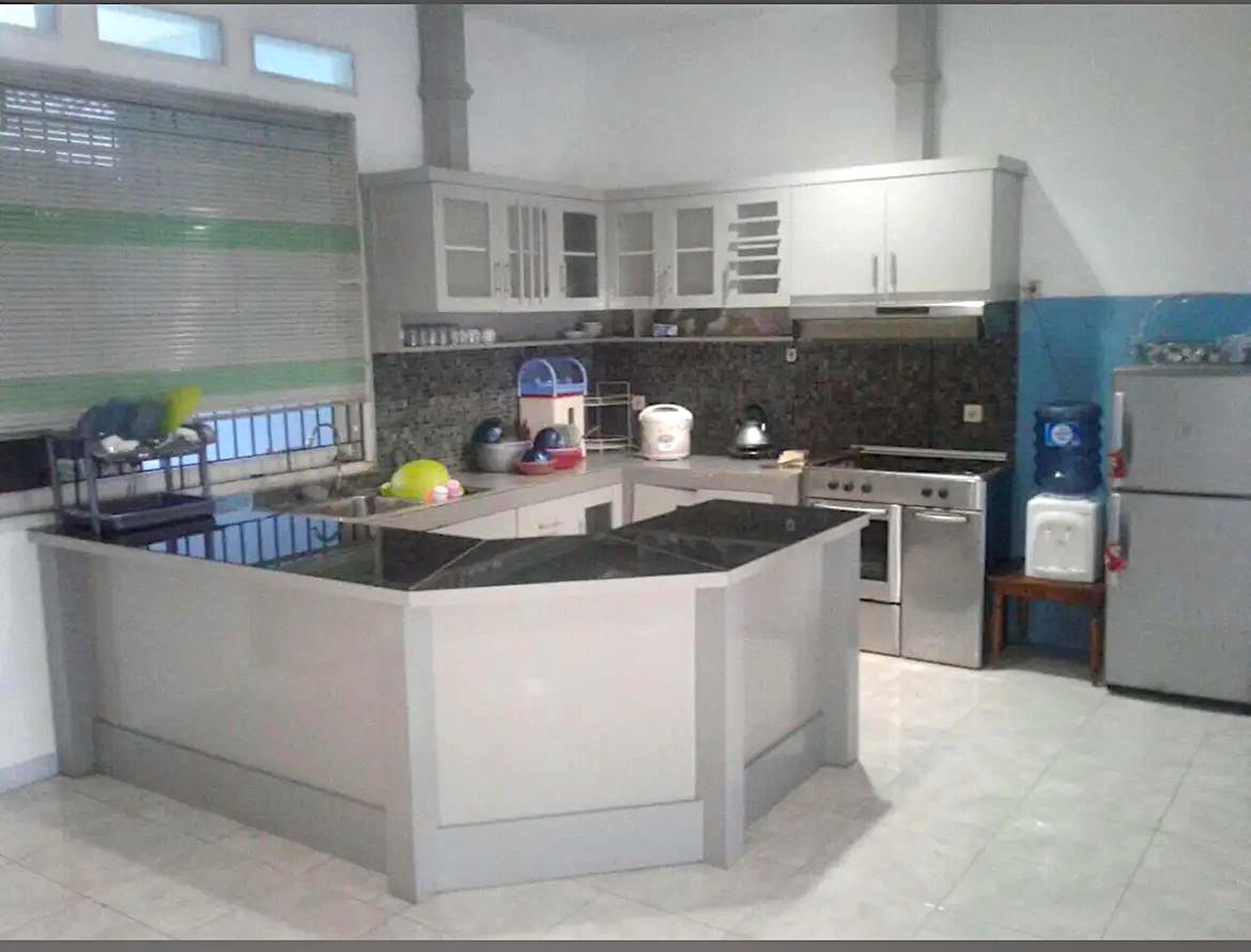 Villa Strategis di Citeko Cisarua - Villa Alley Biru, 2 Lantai Halaman Luas Kolam Renang