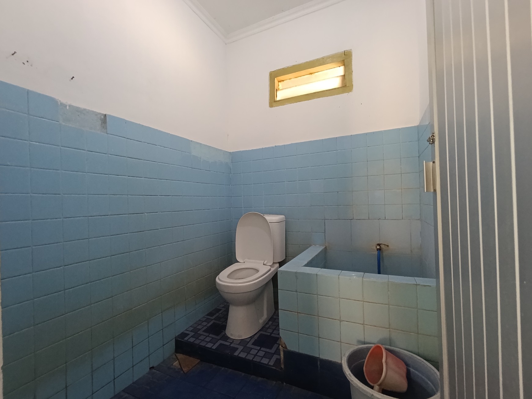 Dijual Rumah Luas dan Nyaman di Surabaya Timur TERMURAH - Hunian Cocok untuk Keluarga!