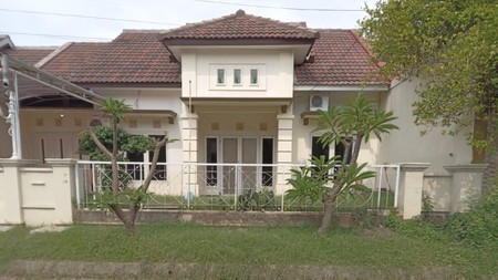 Dijual Rumah 240m&#xb2; di Deltasari Sidoarjo - 4 Kamar, 3 Kamar Mandi, SHM, Lokasi Strategis!"