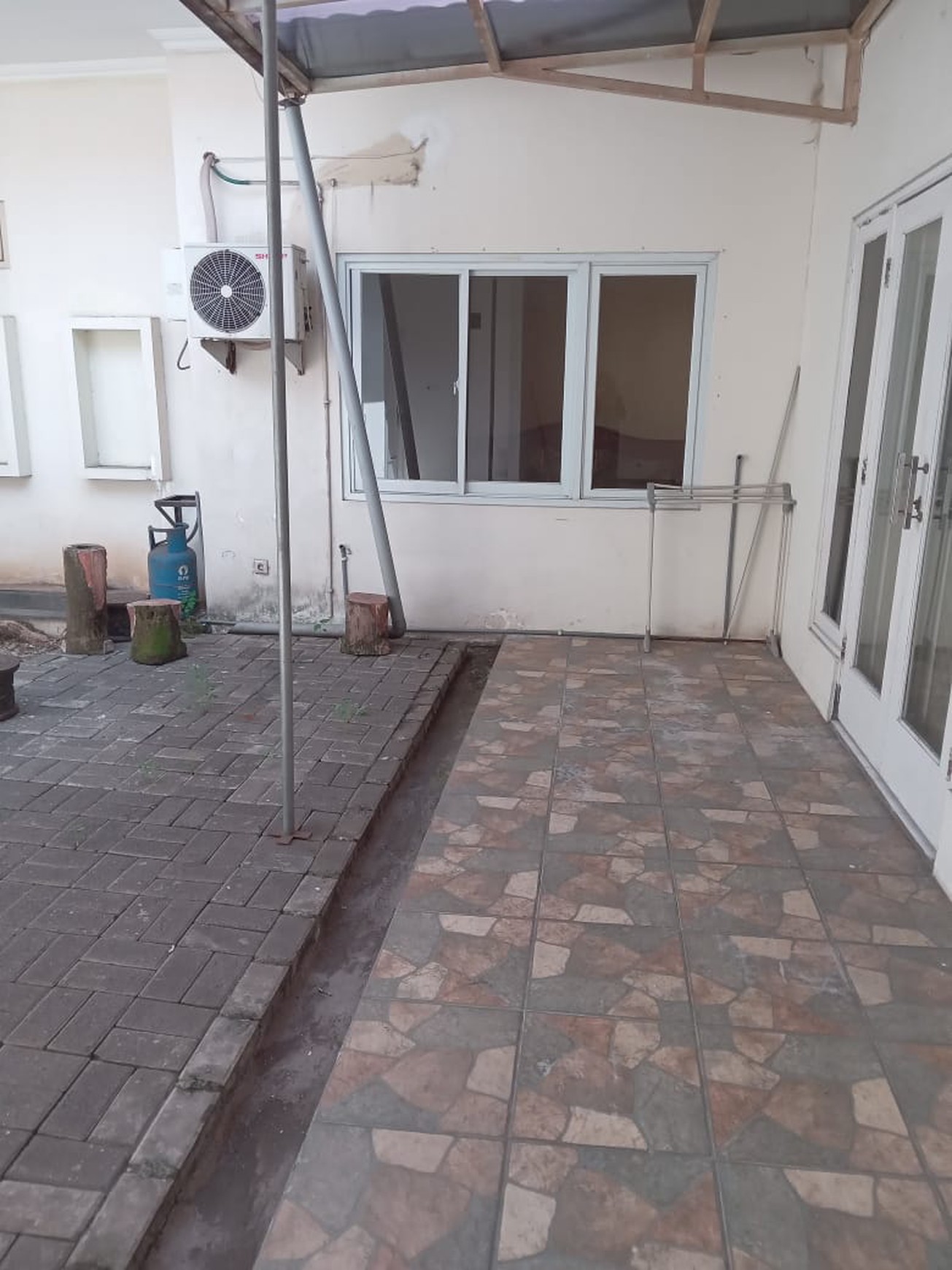 Dijual Rumah 240m² di Deltasari Sidoarjo - 4 Kamar, 3 Kamar Mandi, SHM, Lokasi Strategis!"