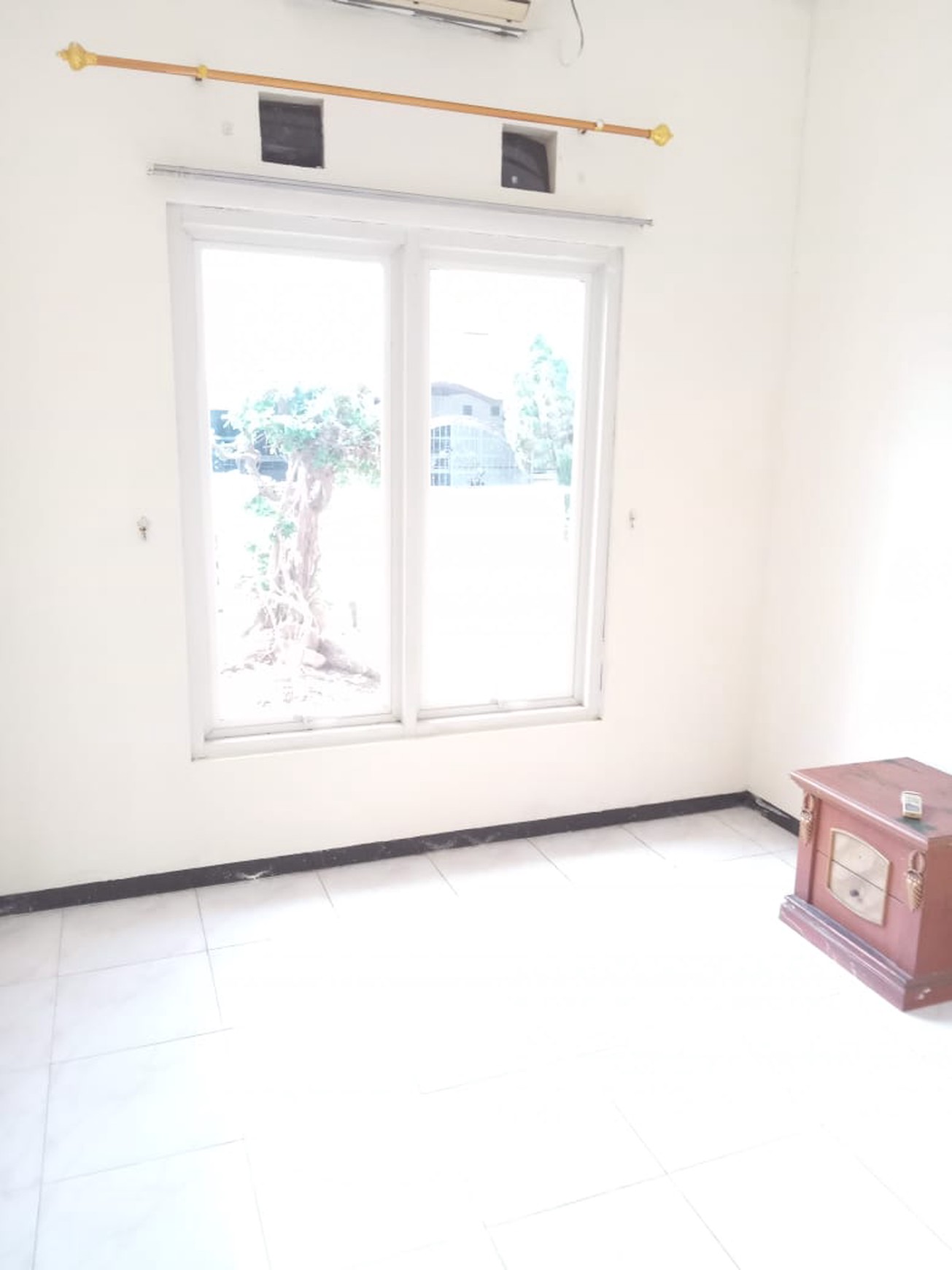 Dijual Rumah 240m² di Deltasari Sidoarjo - 4 Kamar, 3 Kamar Mandi, SHM, Lokasi Strategis!"