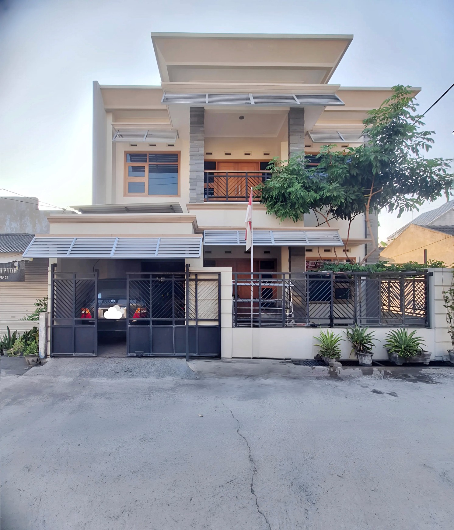 Dijual Cepat! Rumah 2 Lantai SHM di Perumahan Griya Kencana, Hadap Barat