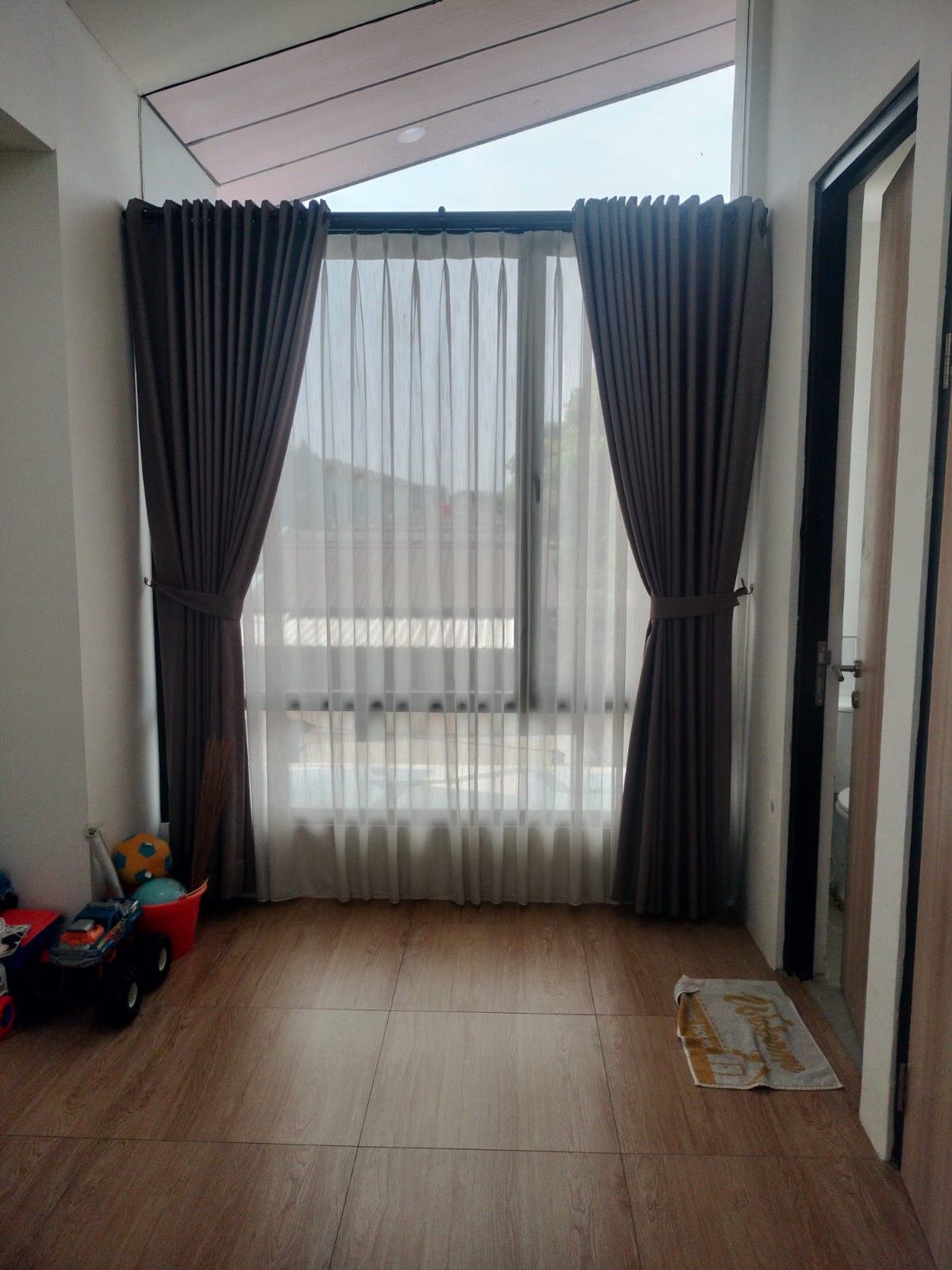 Rumah Waterfront Dengan Dapur yang Luas!