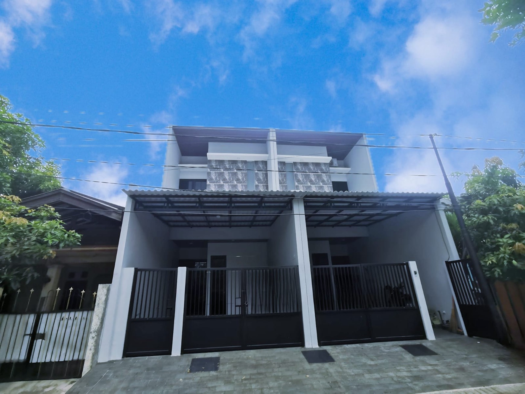 Rumah Modern 2 Lantai di Semolowaru Tengah - Nyaman dan Strategis