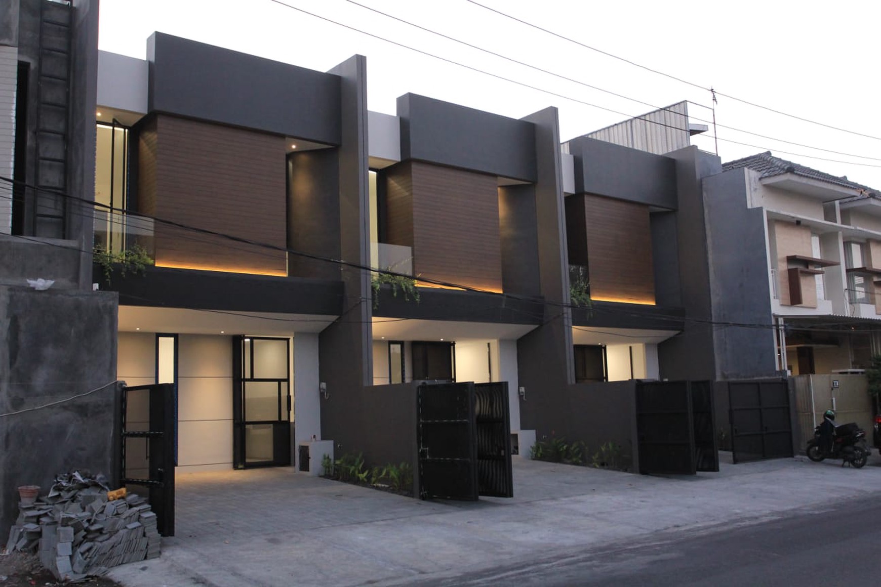 3 Unit JEJER Rumah Siap Huni 2 Lantai SHM, Kutisari Surabaya