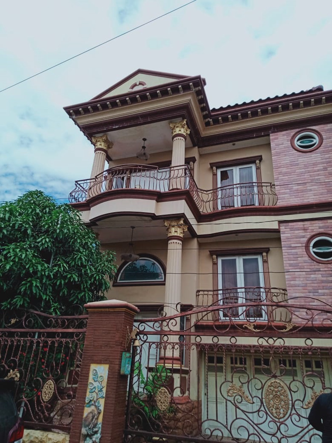 Cantik Mewah Murah 2 1/2 lt Luas lokasi strategis di Karang Tengah