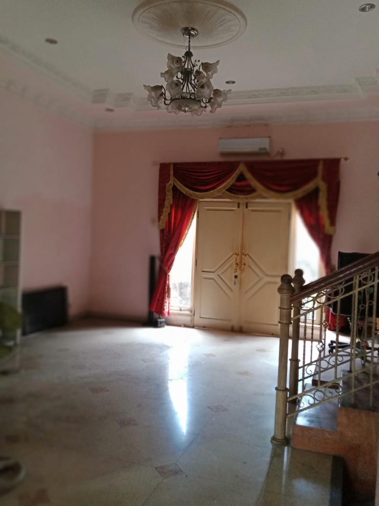 Cantik Mewah Murah 2 1/2 lt Luas lokasi strategis di Karang Tengah