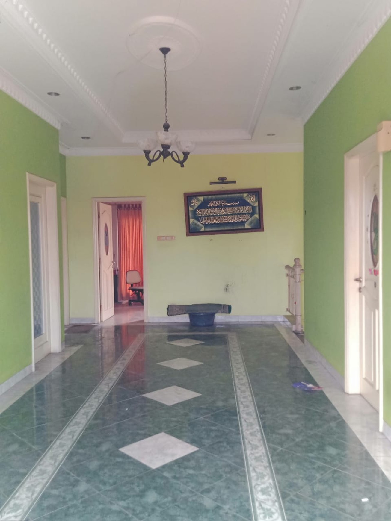 Cantik Mewah Murah 2 1/2 lt Luas lokasi strategis di Karang Tengah