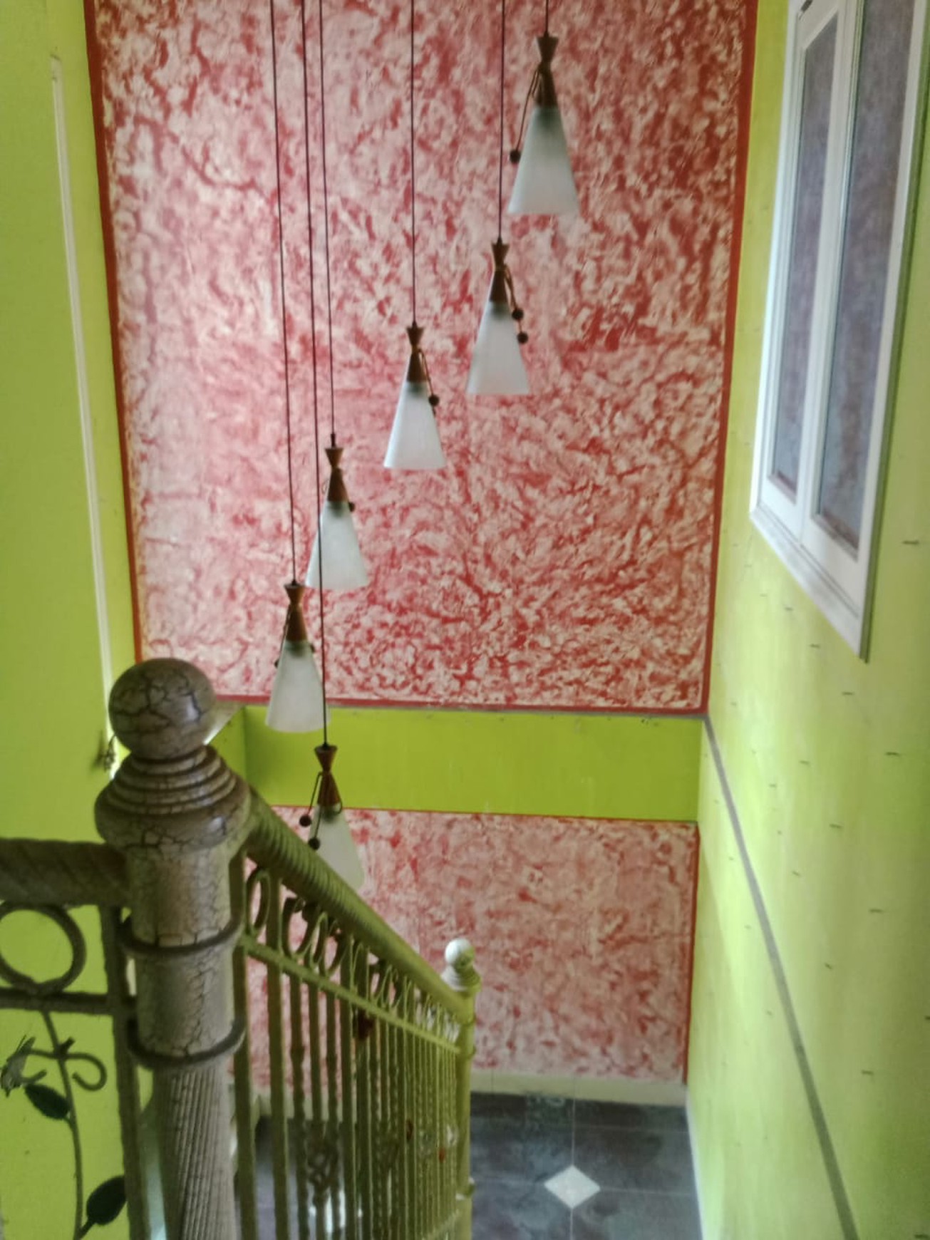 Cantik Mewah Murah 2 1/2 lt Luas lokasi strategis di Karang Tengah