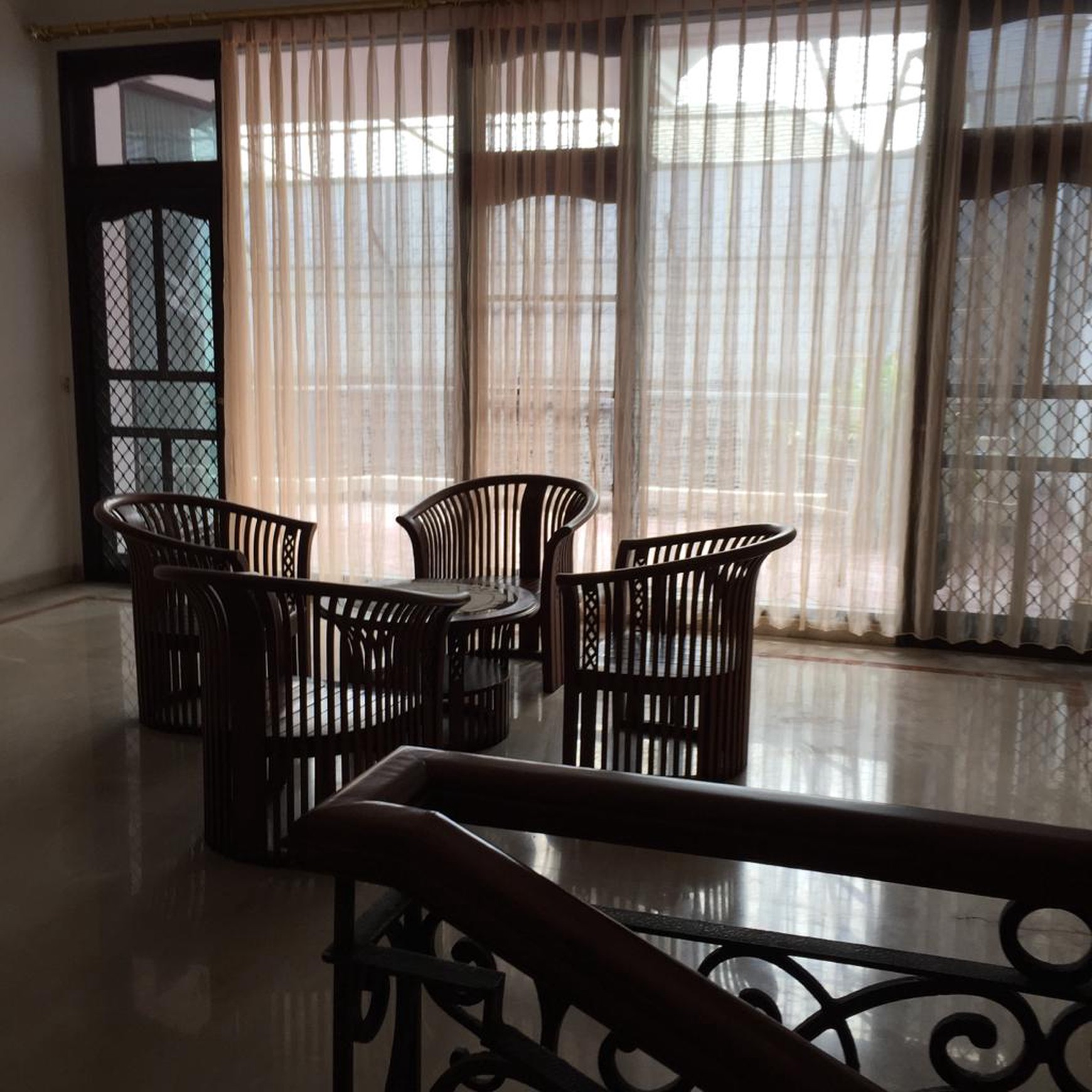 Rumah Luas 2½ Lantai dengan Bonus Spesial di Araya