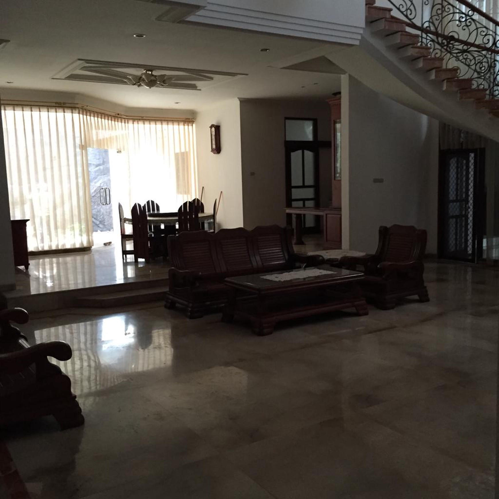 Rumah Luas 2½ Lantai dengan Bonus Spesial di Araya