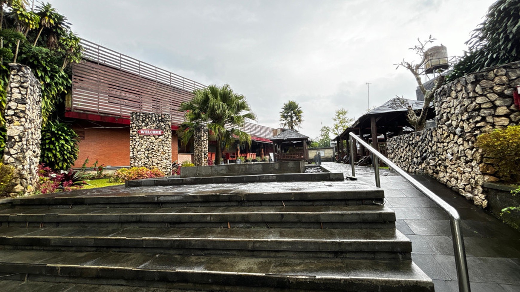 Restoran Cantik Family-Friendly Di Jl. Raya Puncak , 10 Menit ke Taman Safari Cisarua