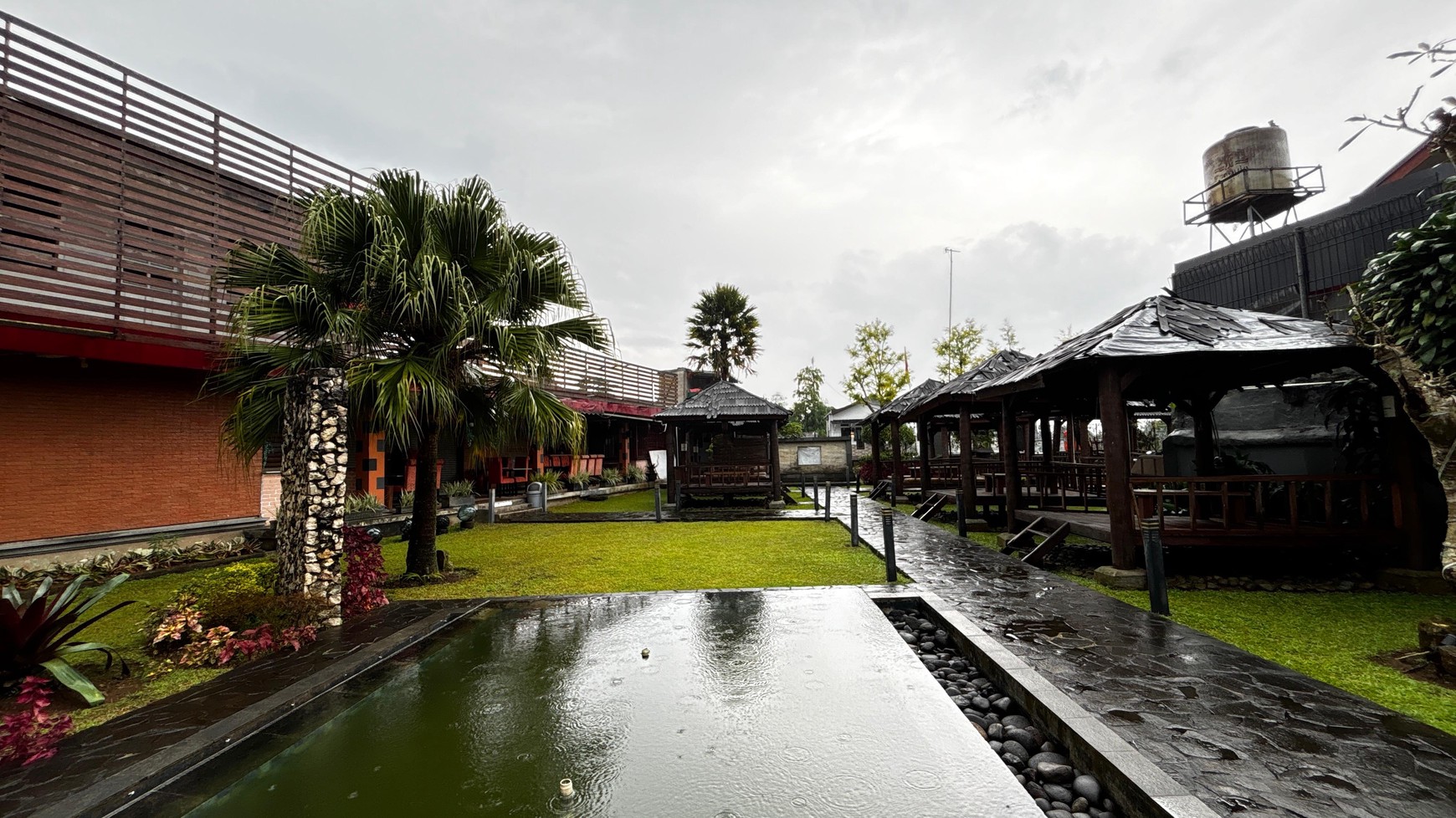 Restoran Cantik Family-Friendly Di Jl. Raya Puncak , 10 Menit ke Taman Safari Cisarua