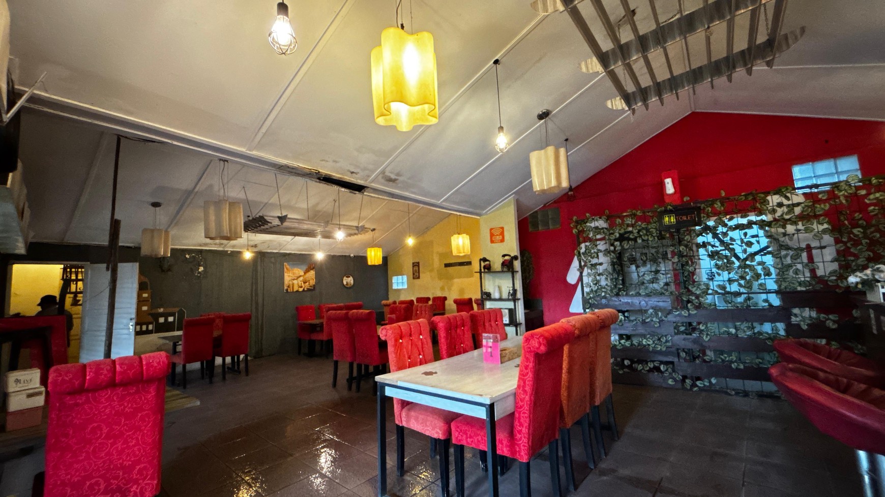 Restoran Cantik Family-Friendly Di Jl. Raya Puncak , 10 Menit ke Taman Safari Cisarua