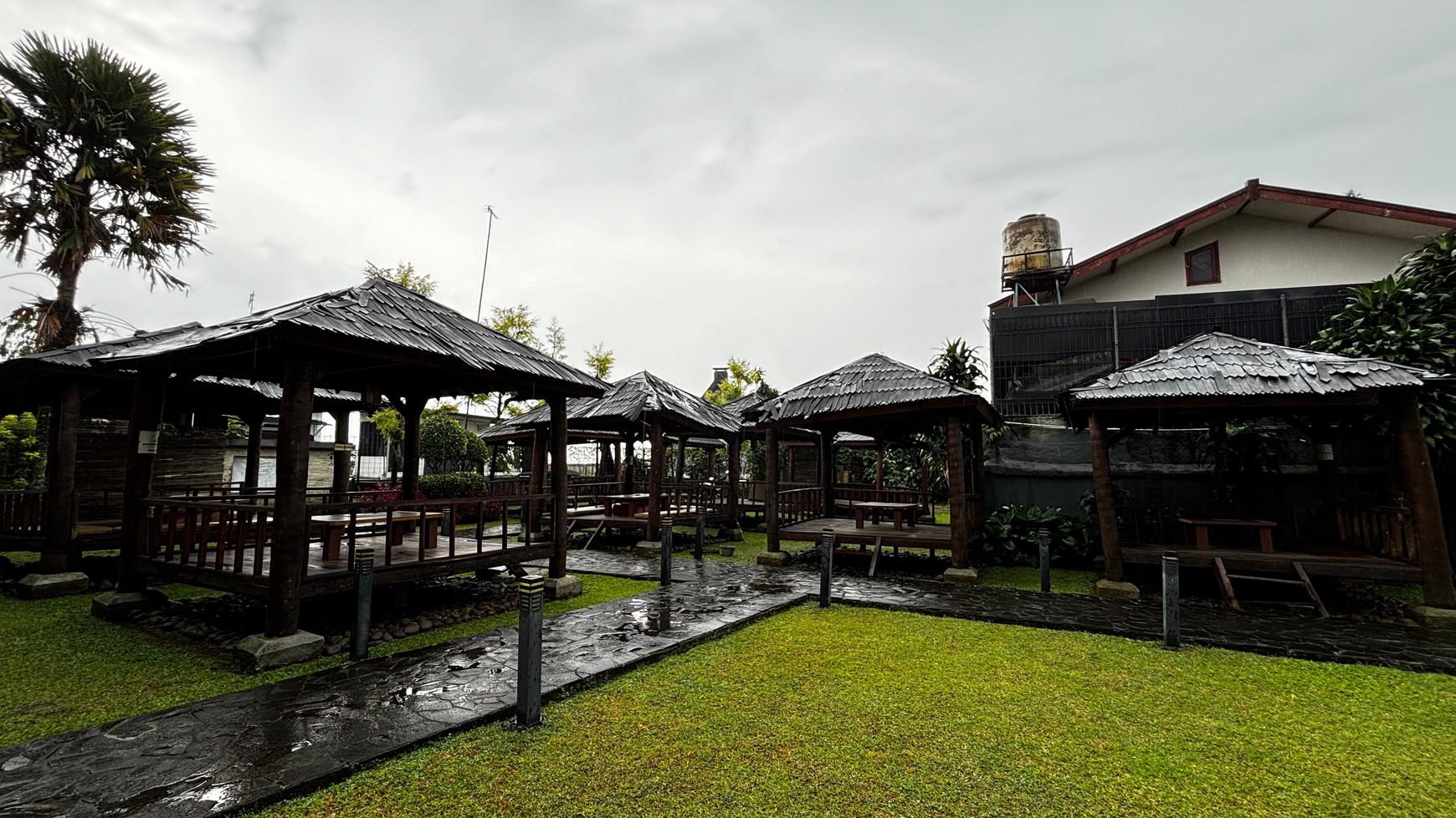 Restoran Cantik Family-Friendly Di Jl. Raya Puncak , 10 Menit ke Taman Safari Cisarua