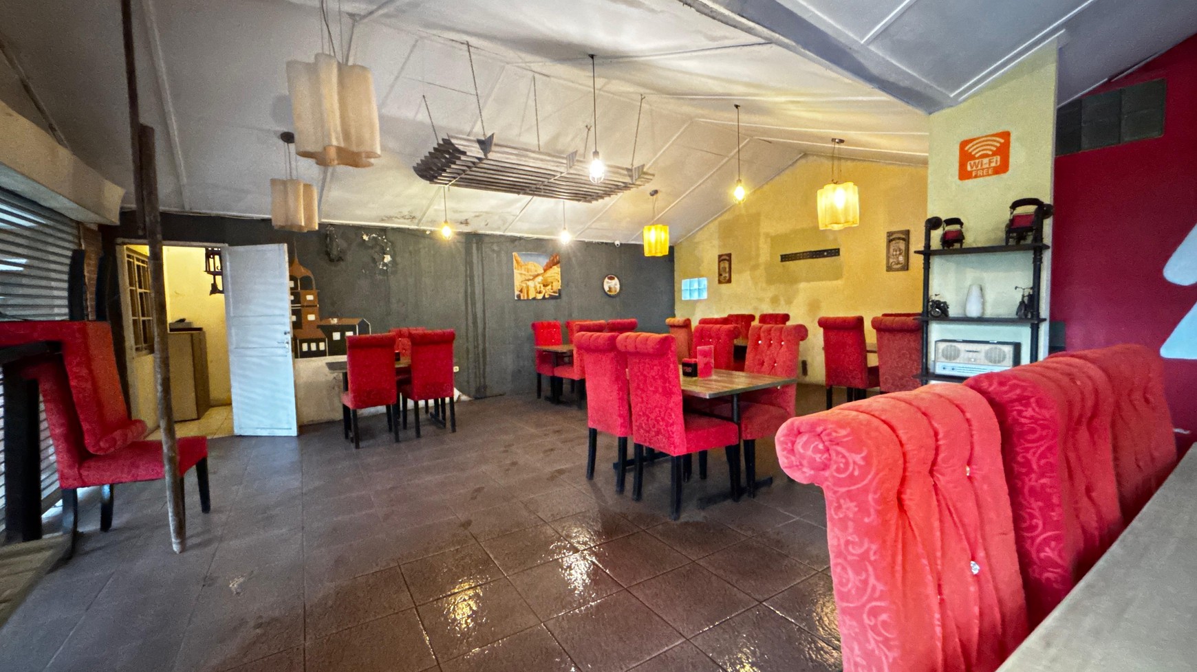 Restoran Cantik Family-Friendly Di Jl. Raya Puncak , 10 Menit ke Taman Safari Cisarua