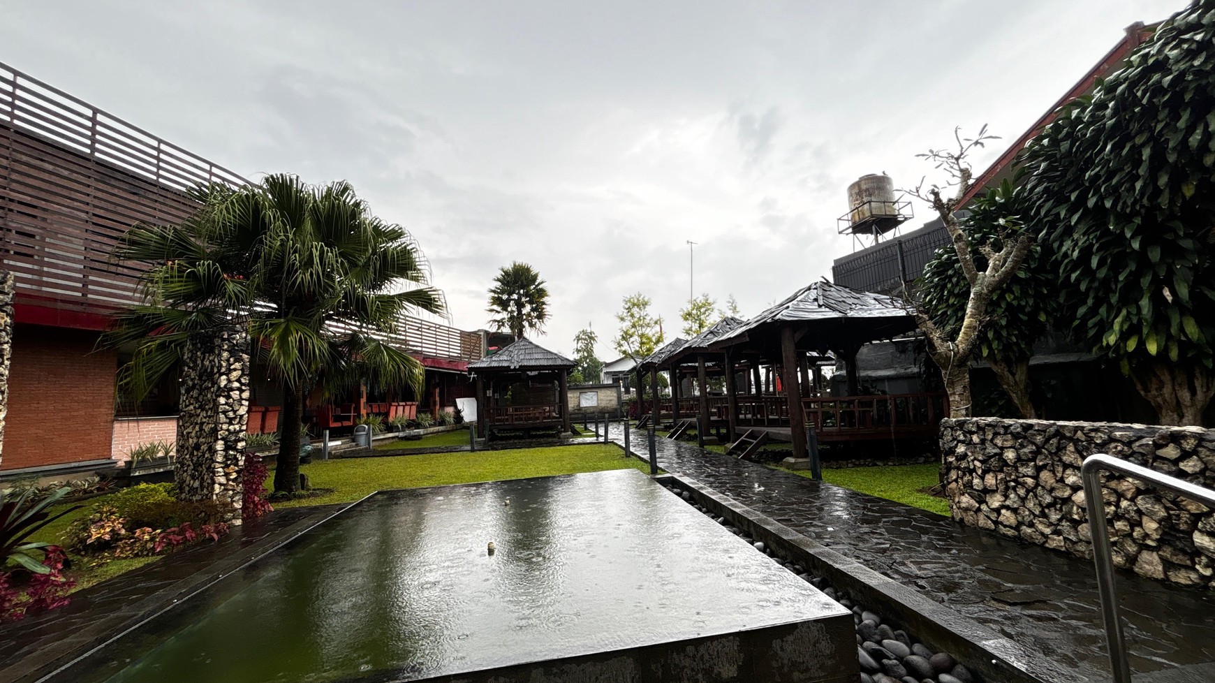 Restoran Cantik Family-Friendly Di Jl. Raya Puncak , 10 Menit ke Taman Safari Cisarua