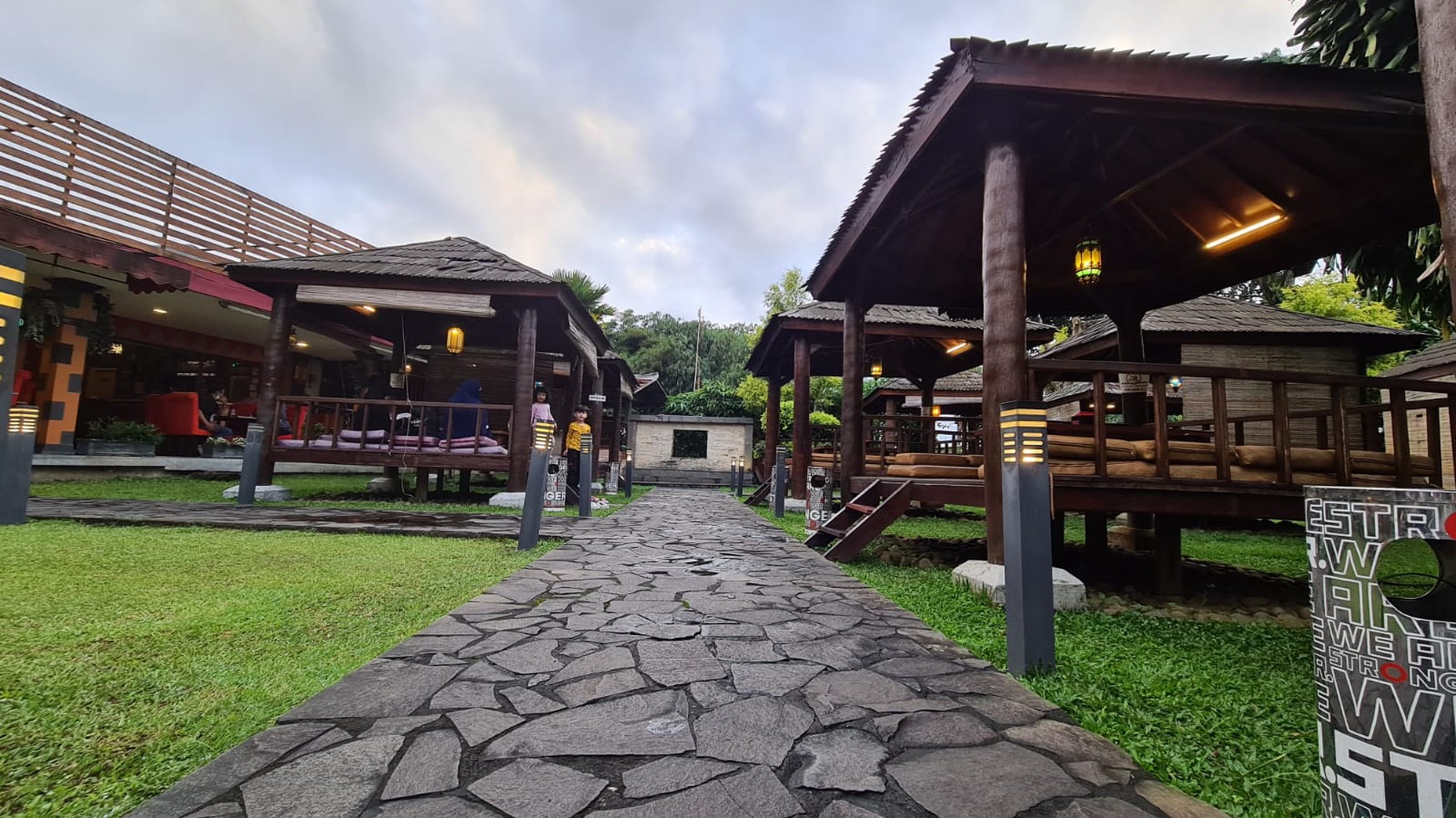 Restoran Cantik Family-Friendly Di Jl. Raya Puncak , 10 Menit ke Taman Safari Cisarua
