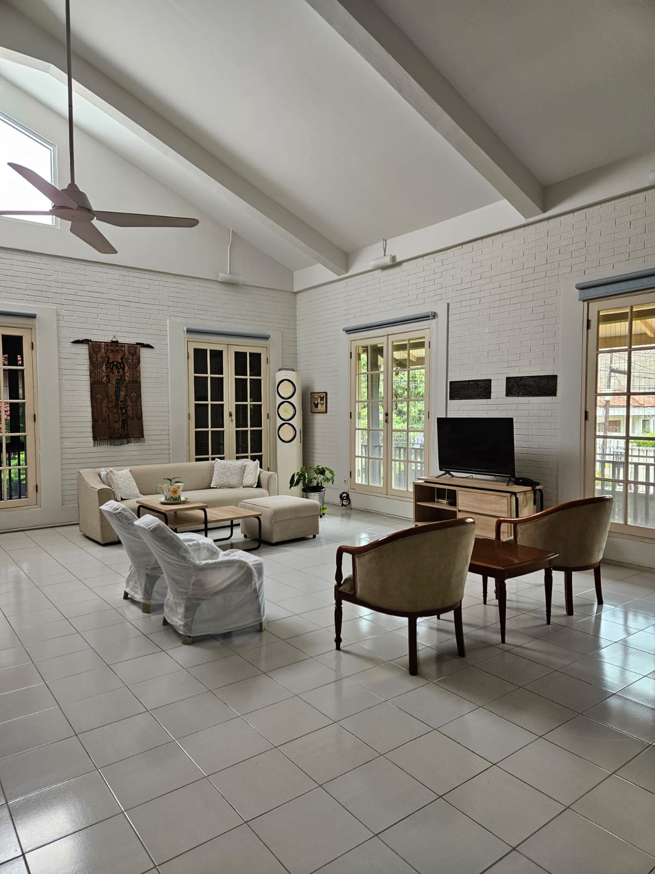 DIJUAL RUMAH di HOOK,SANGAT TERAWAT,CANTIK SIAP HUNI,GAYA EURO ASIA DI MEGAPOLITAN CINERE