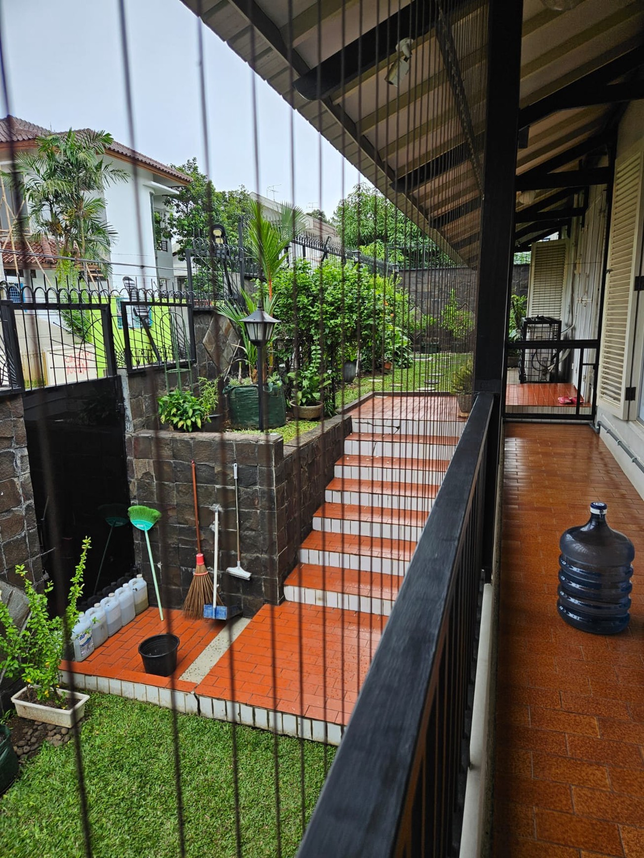 DIJUAL RUMAH di HOOK,SANGAT TERAWAT,CANTIK SIAP HUNI,GAYA EURO ASIA DI MEGAPOLITAN CINERE