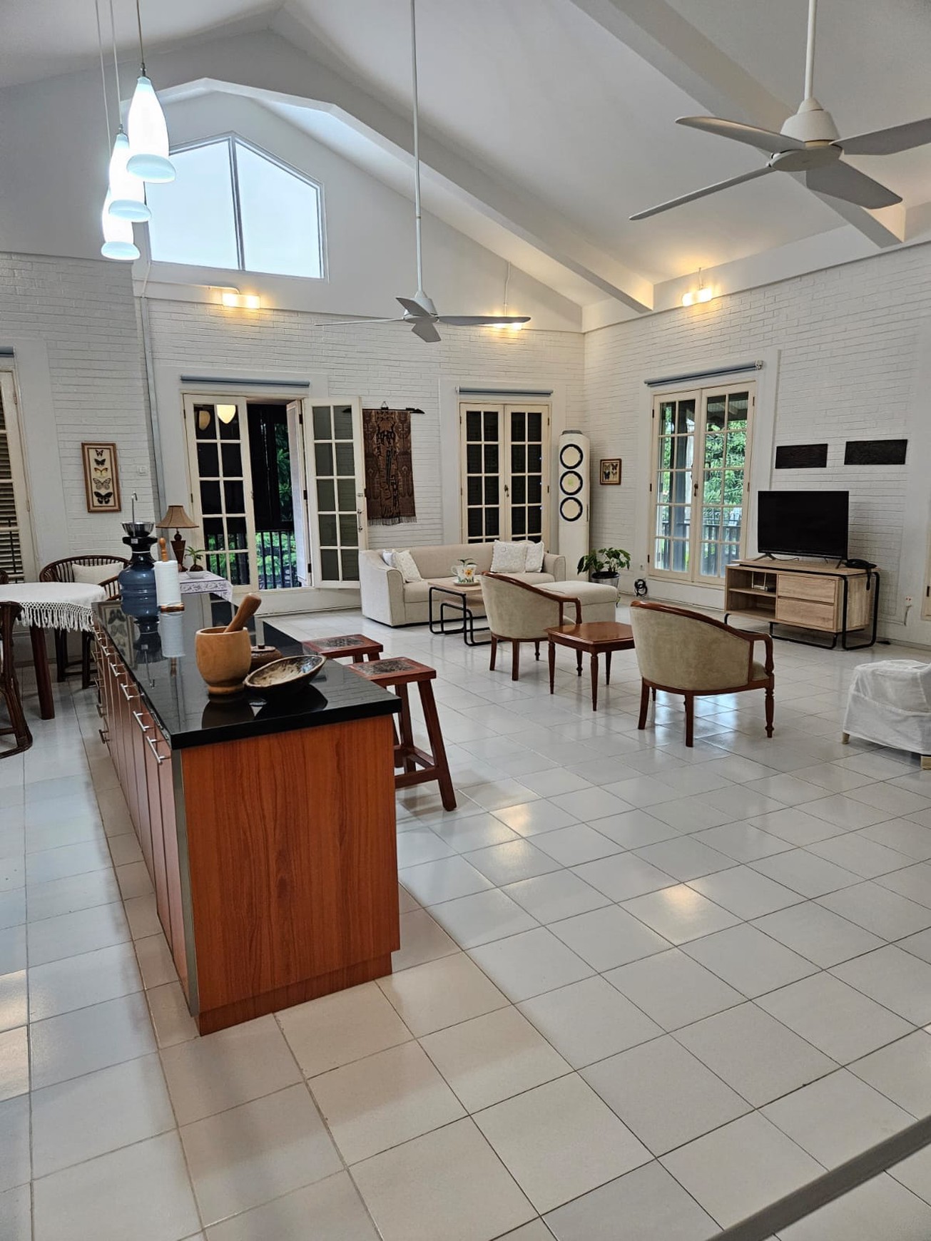 DIJUAL RUMAH di HOOK,SANGAT TERAWAT,CANTIK SIAP HUNI,GAYA EURO ASIA DI MEGAPOLITAN CINERE