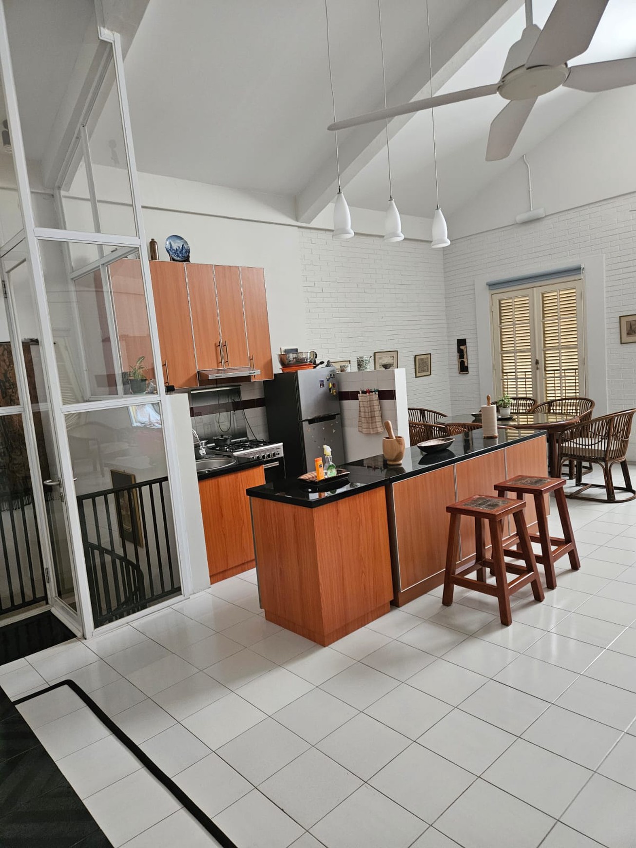 DIJUAL RUMAH di HOOK,SANGAT TERAWAT,CANTIK SIAP HUNI,GAYA EURO ASIA DI MEGAPOLITAN CINERE