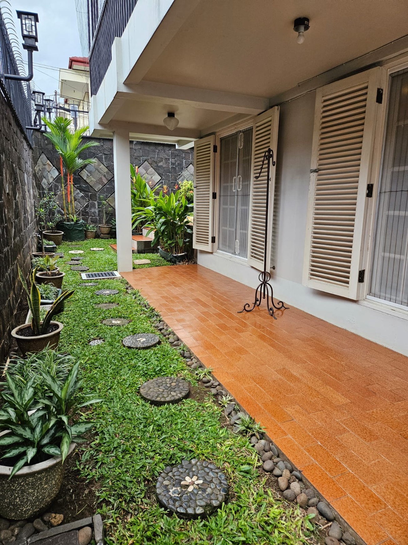 DIJUAL RUMAH di HOOK,SANGAT TERAWAT,CANTIK SIAP HUNI,GAYA EURO ASIA DI MEGAPOLITAN CINERE