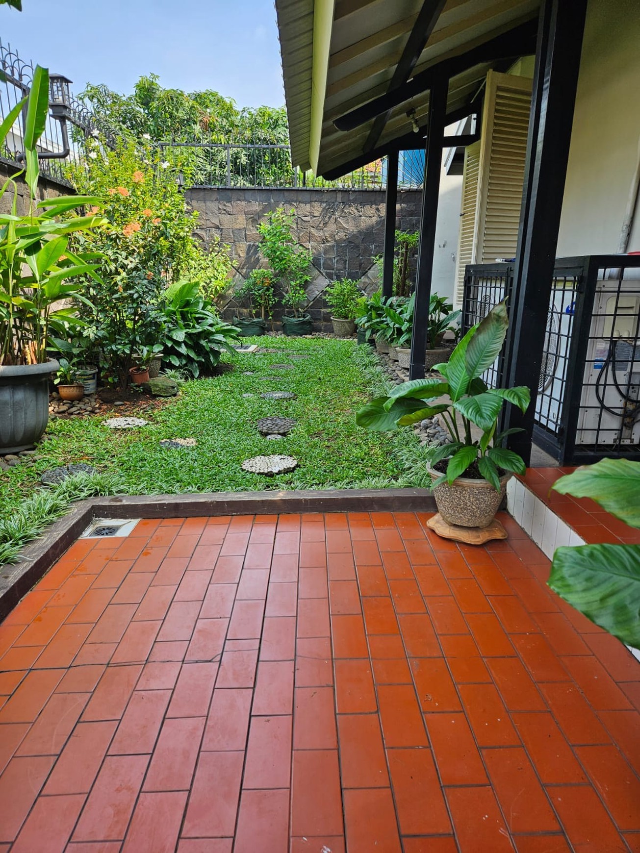 DIJUAL RUMAH di HOOK,SANGAT TERAWAT,CANTIK SIAP HUNI,GAYA EURO ASIA DI MEGAPOLITAN CINERE