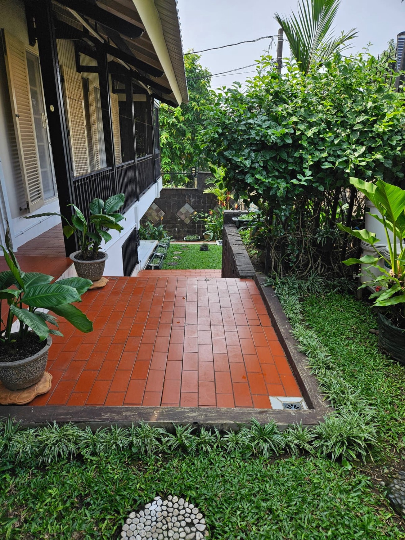 DIJUAL RUMAH di HOOK,SANGAT TERAWAT,CANTIK SIAP HUNI,GAYA EURO ASIA DI MEGAPOLITAN CINERE