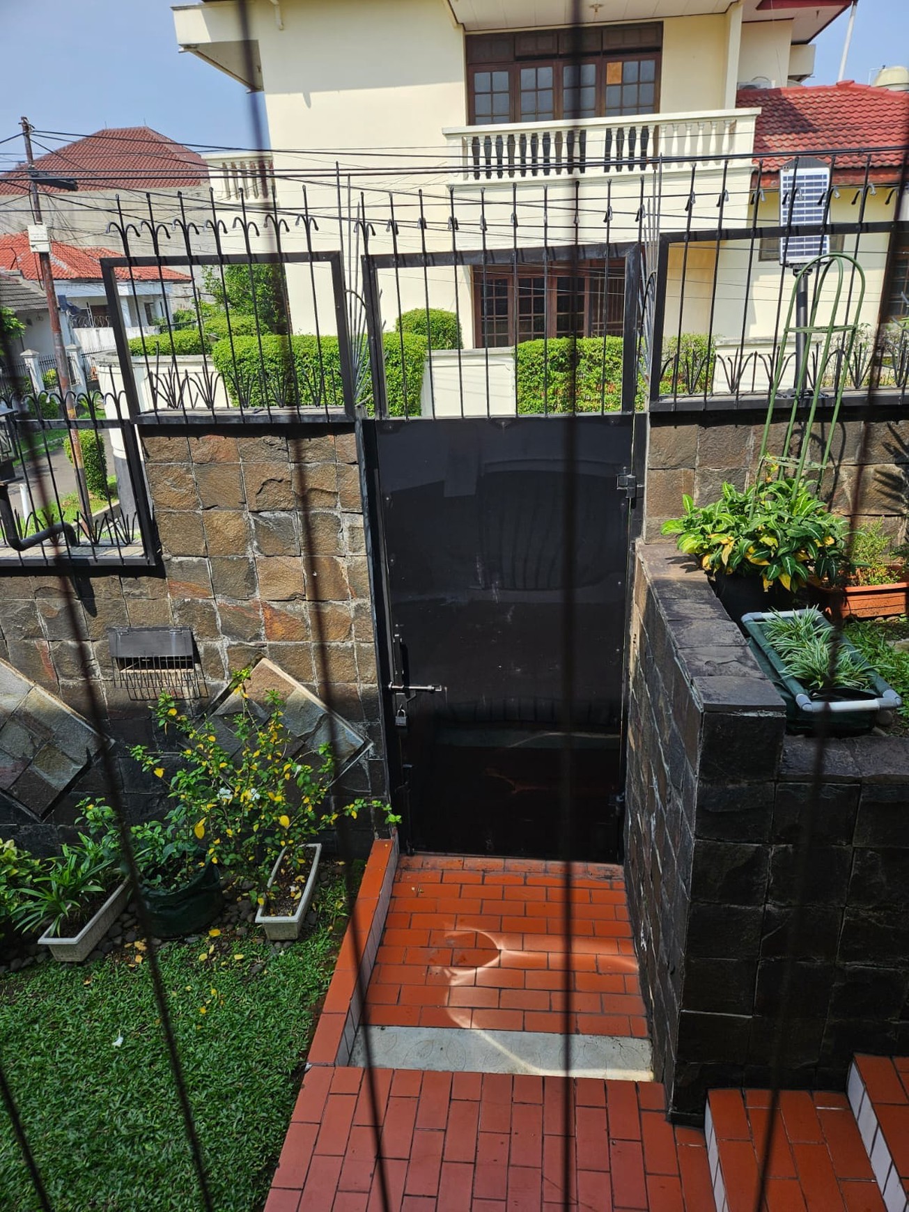 DIJUAL RUMAH di HOOK,SANGAT TERAWAT,CANTIK SIAP HUNI,GAYA EURO ASIA DI MEGAPOLITAN CINERE