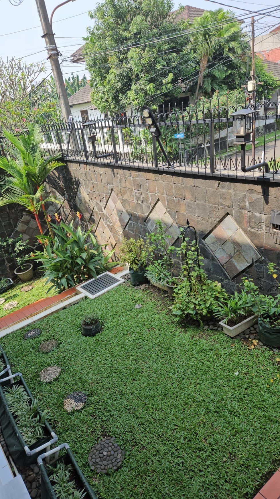 DIJUAL RUMAH di HOOK,SANGAT TERAWAT,CANTIK SIAP HUNI,GAYA EURO ASIA DI MEGAPOLITAN CINERE
