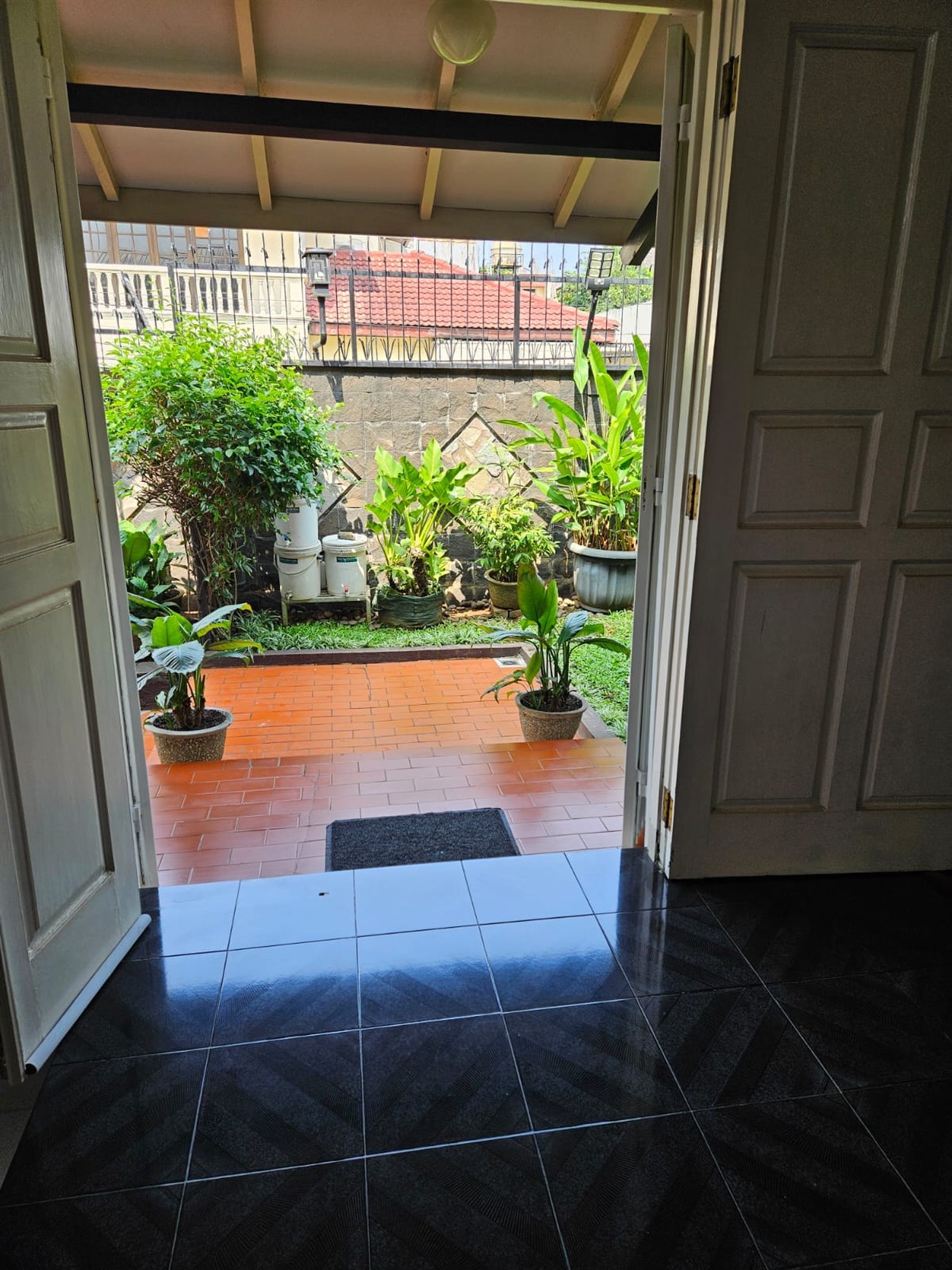 DIJUAL RUMAH di HOOK,SANGAT TERAWAT,CANTIK SIAP HUNI,GAYA EURO ASIA DI MEGAPOLITAN CINERE