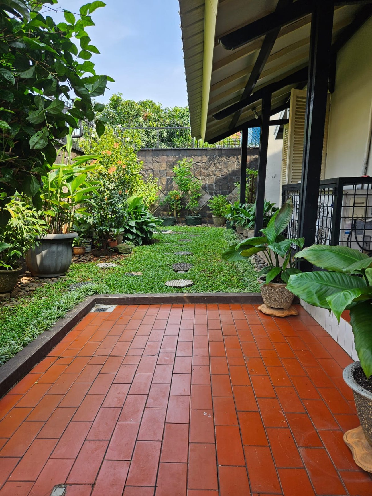 DIJUAL RUMAH di HOOK,SANGAT TERAWAT,CANTIK SIAP HUNI,GAYA EURO ASIA DI MEGAPOLITAN CINERE