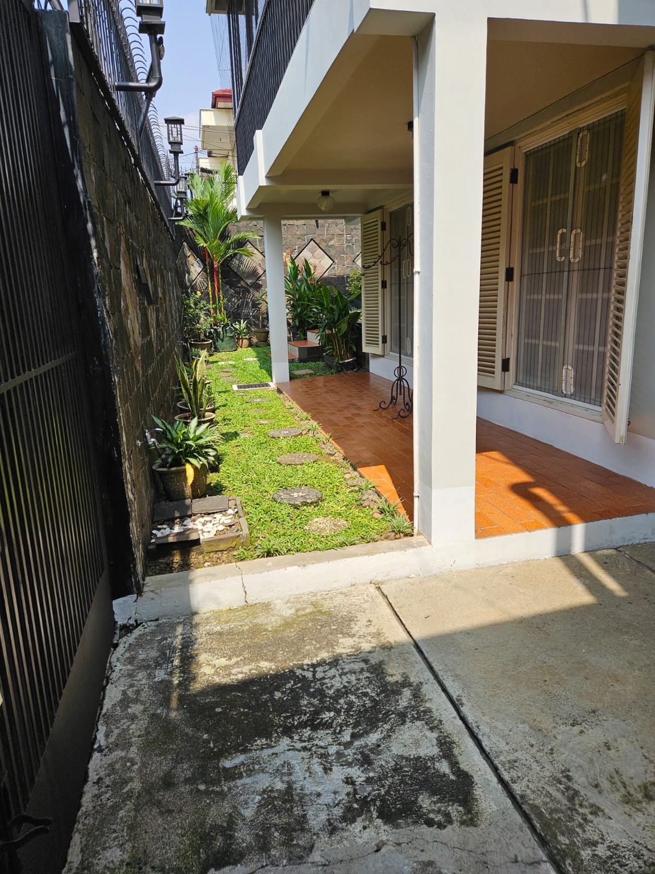 DIJUAL RUMAH di HOOK,SANGAT TERAWAT,CANTIK SIAP HUNI,GAYA EURO ASIA DI MEGAPOLITAN CINERE