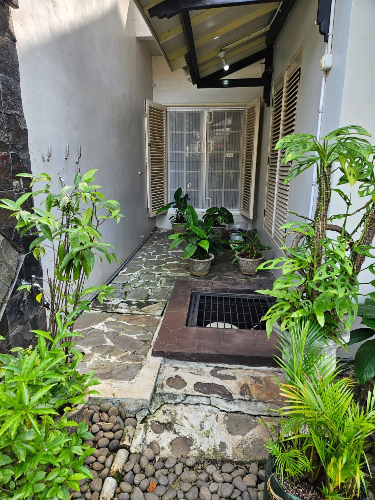 DIJUAL RUMAH di HOOK,SANGAT TERAWAT,CANTIK SIAP HUNI,GAYA EURO ASIA DI MEGAPOLITAN CINERE