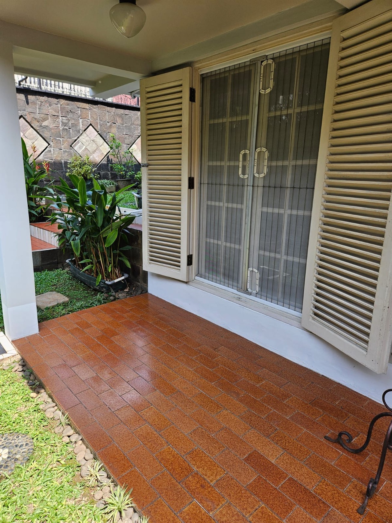 DIJUAL RUMAH di HOOK,SANGAT TERAWAT,CANTIK SIAP HUNI,GAYA EURO ASIA DI MEGAPOLITAN CINERE