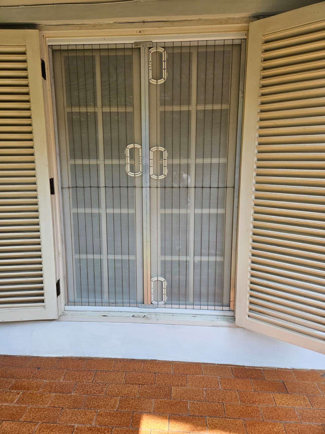 DIJUAL RUMAH di HOOK,SANGAT TERAWAT,CANTIK SIAP HUNI,GAYA EURO ASIA DI MEGAPOLITAN CINERE