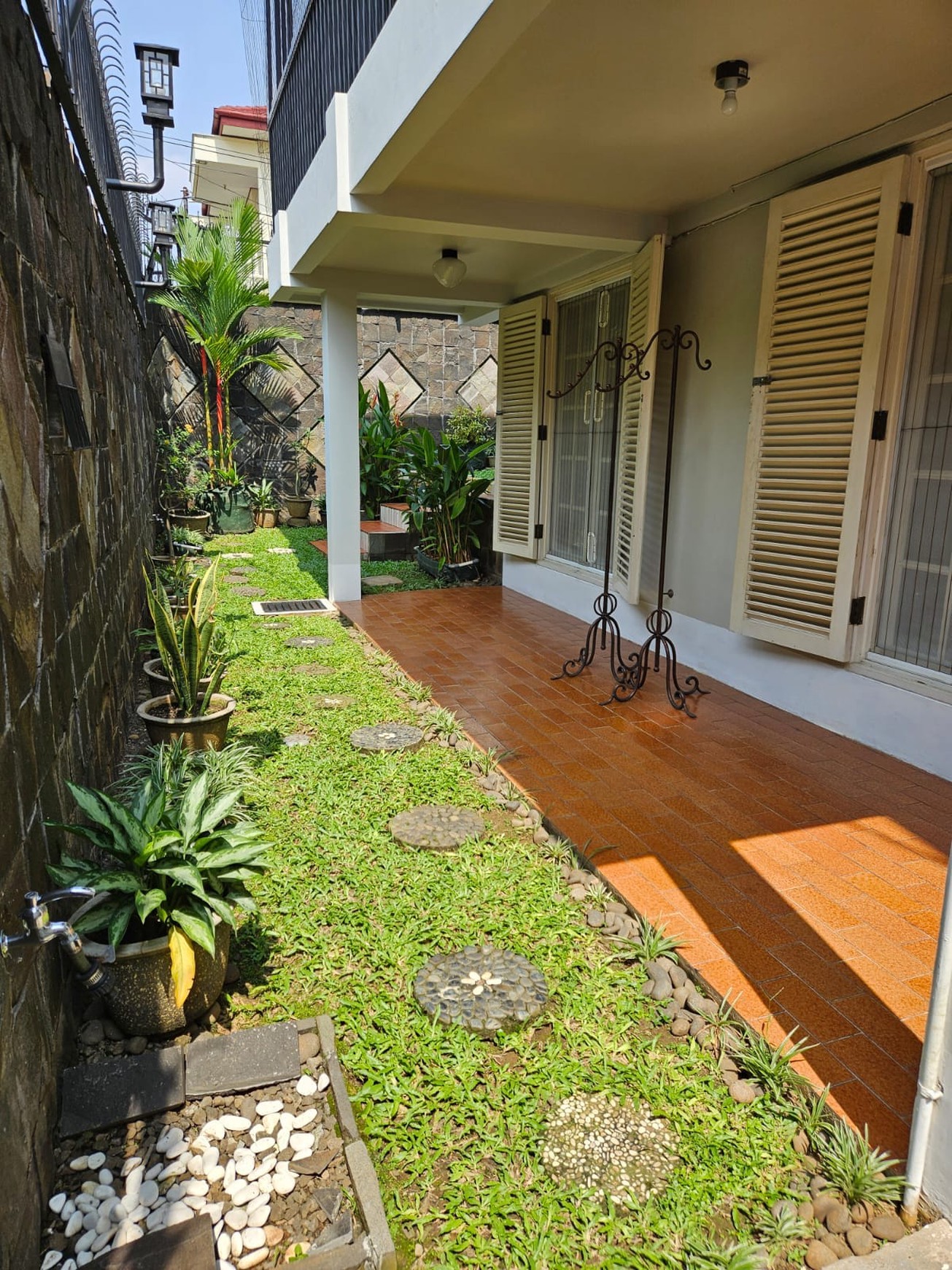 DIJUAL RUMAH di HOOK,SANGAT TERAWAT,CANTIK SIAP HUNI,GAYA EURO ASIA DI MEGAPOLITAN CINERE