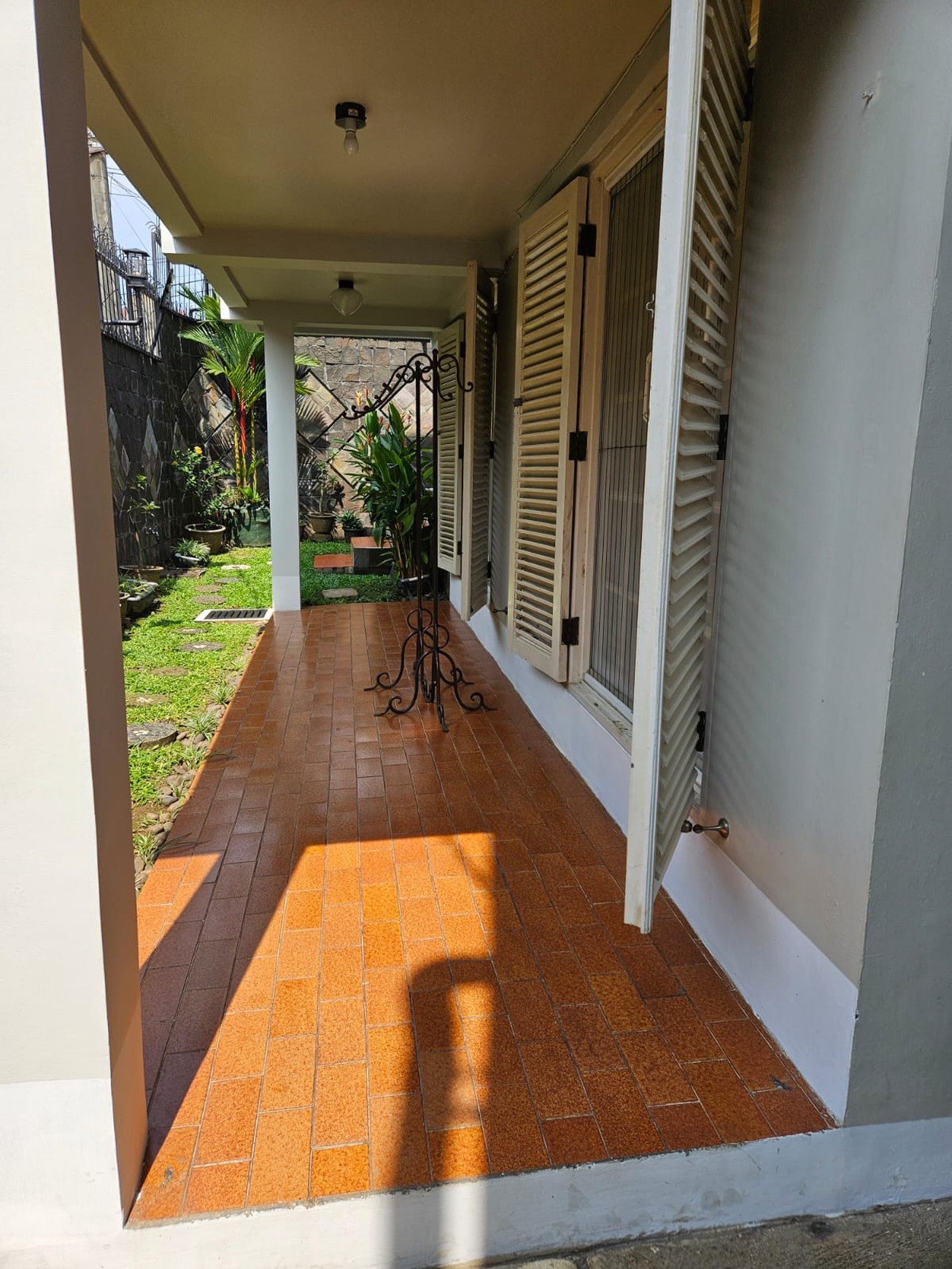 DIJUAL RUMAH di HOOK,SANGAT TERAWAT,CANTIK SIAP HUNI,GAYA EURO ASIA DI MEGAPOLITAN CINERE