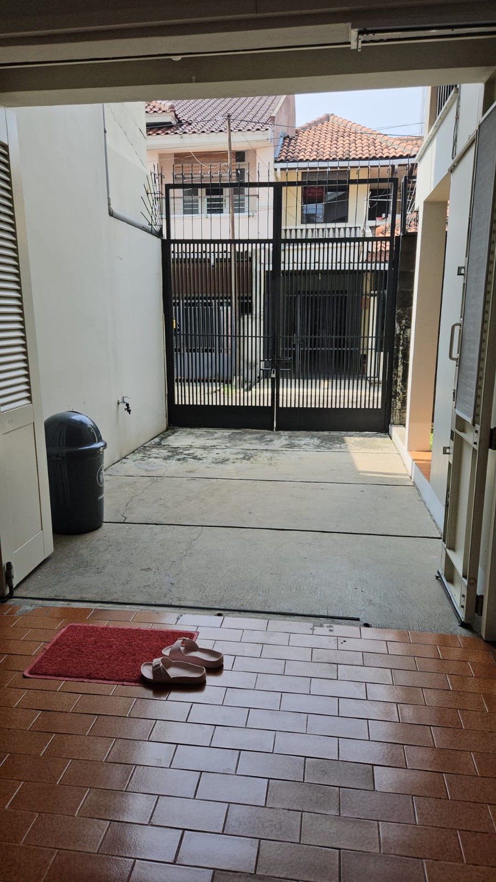 DIJUAL RUMAH di HOOK,SANGAT TERAWAT,CANTIK SIAP HUNI,GAYA EURO ASIA DI MEGAPOLITAN CINERE