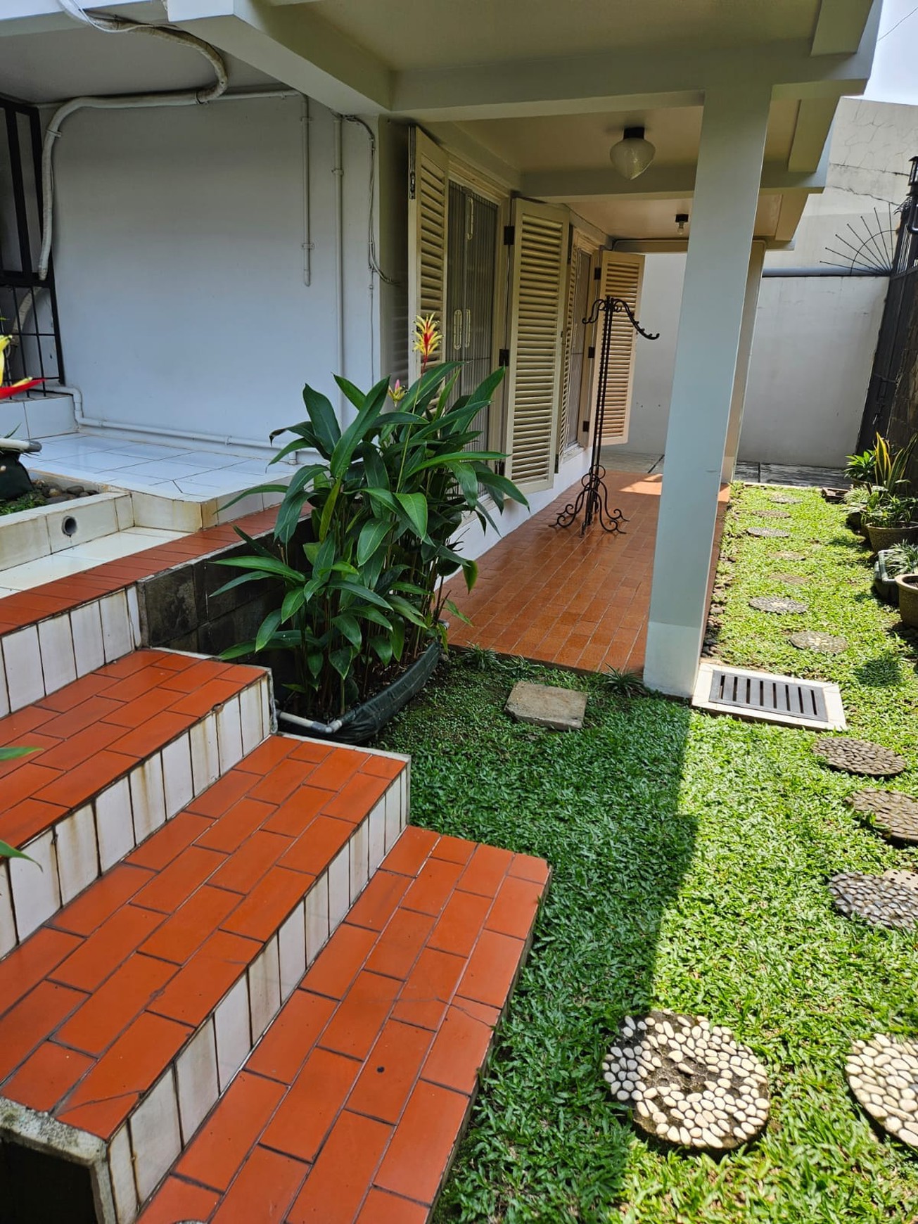 DIJUAL RUMAH di HOOK,SANGAT TERAWAT,CANTIK SIAP HUNI,GAYA EURO ASIA DI MEGAPOLITAN CINERE