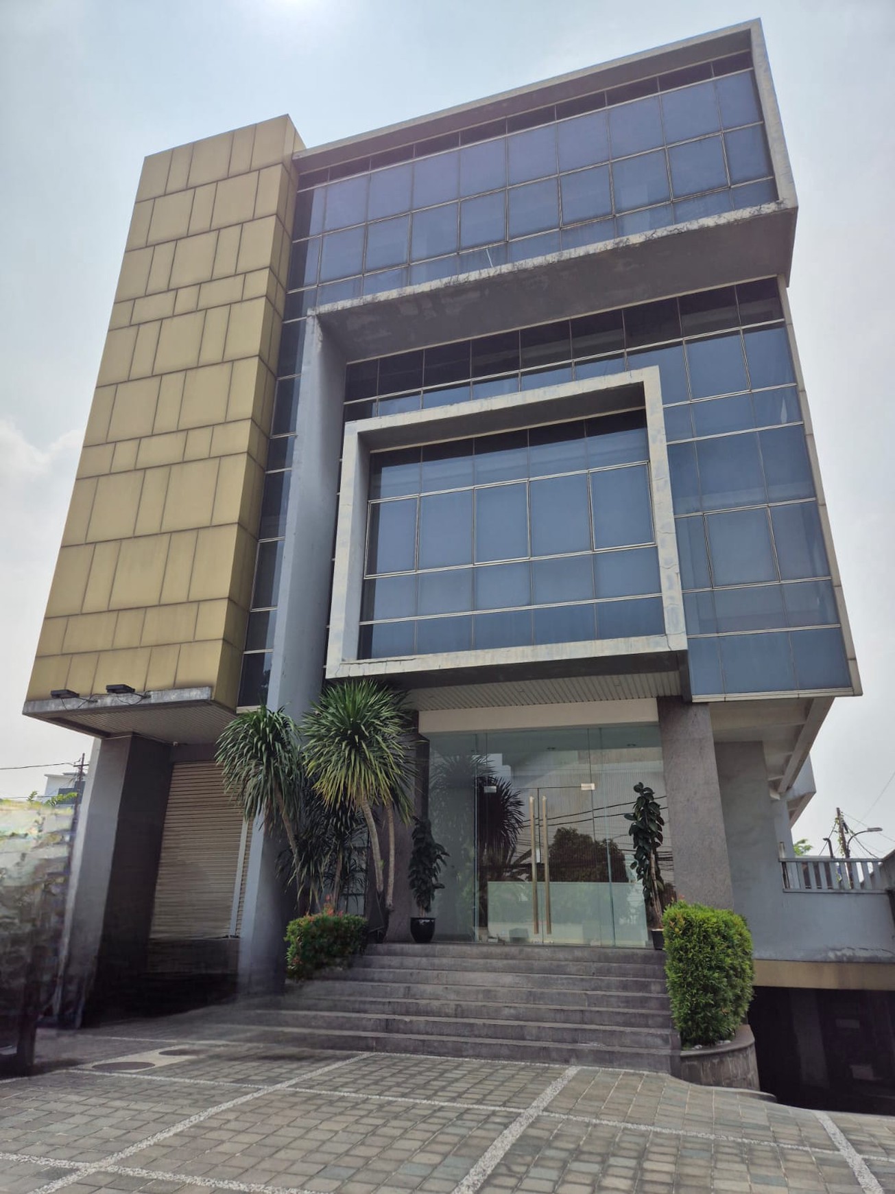 Dijual gedung terawat 4 lantai di daerah perkantoran jalan raya kebayoran lama jakarta selatan