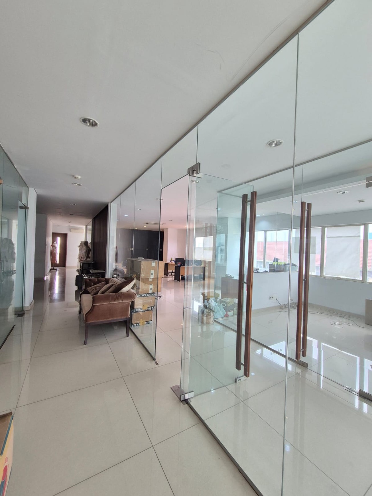 Dijual gedung terawat 4 lantai di daerah perkantoran jalan raya kebayoran lama jakarta selatan